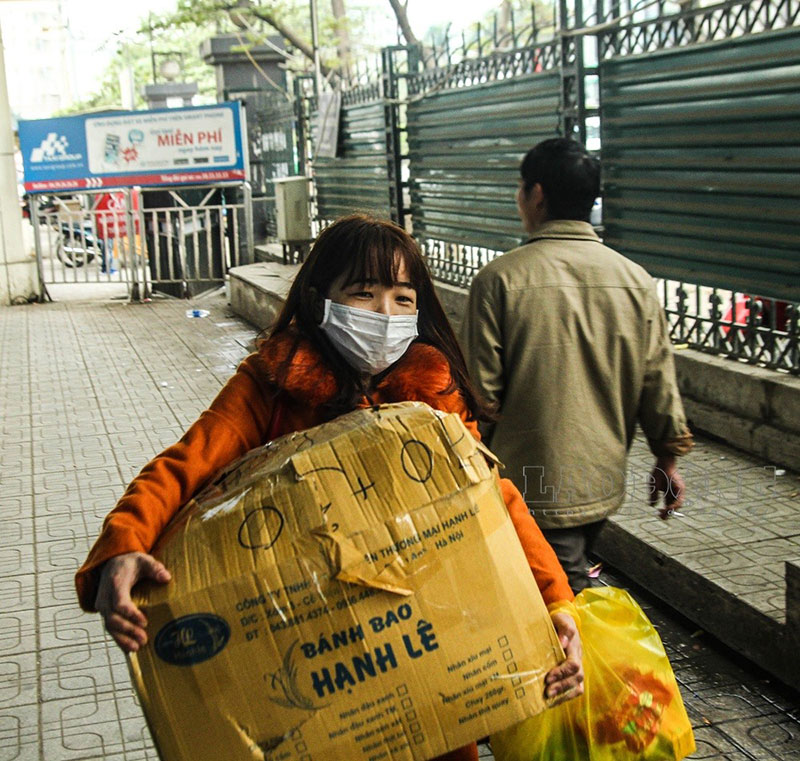 Người dân lỉnh kỉnh đồ, chen nhau lên xe về quê nghỉ Tết